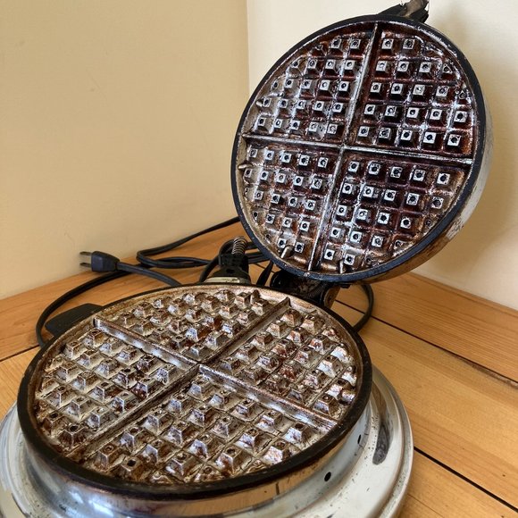 Superior Electrics Waffle Maker Chrome Made in Canada Heavy Duty 110V 600W - Picture 1 of 15